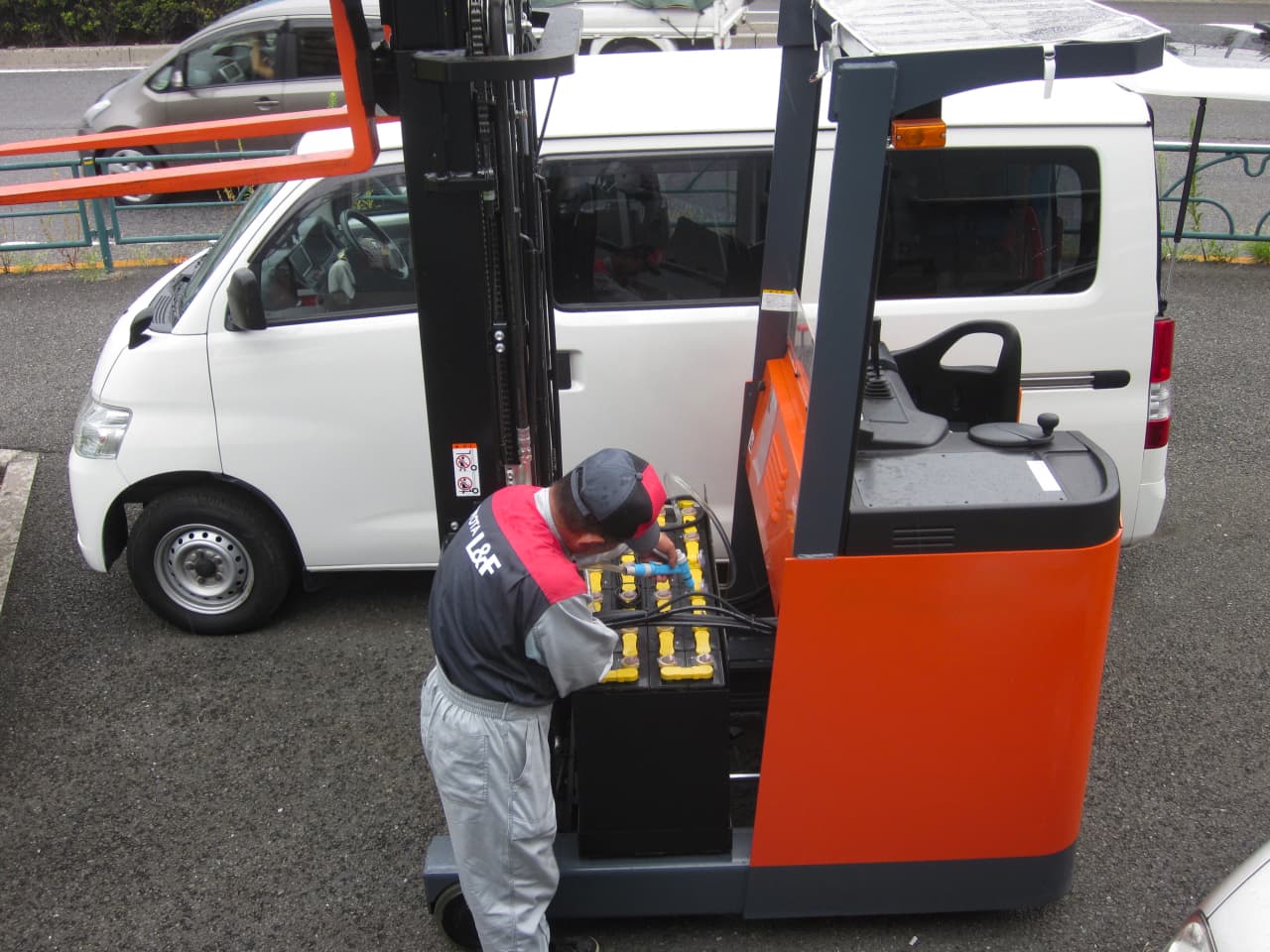 フォークリフトのメンテナンス作業している整備士