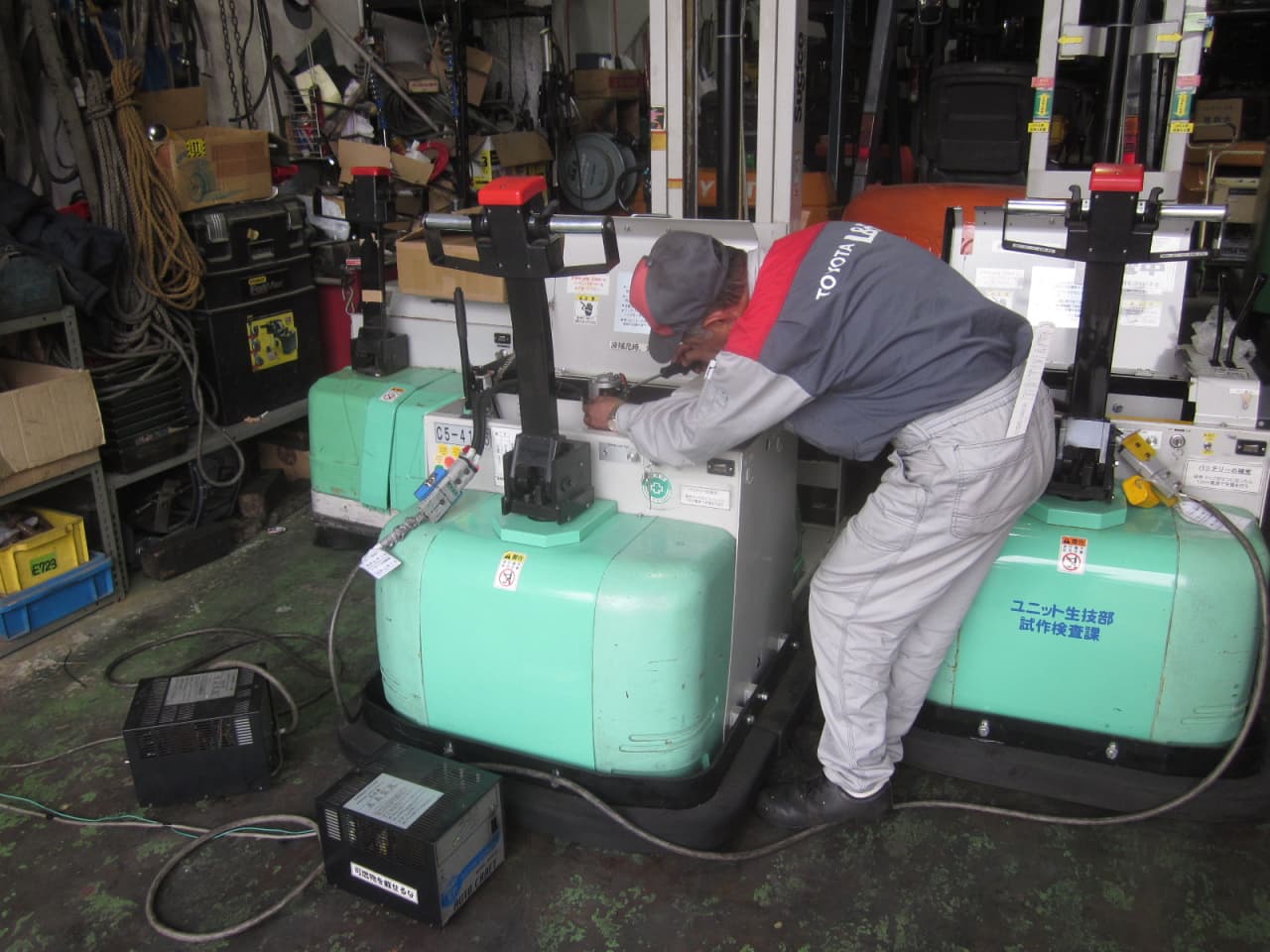 フォークリフトのメンテナンス作業している整備士