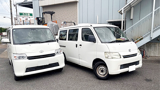 2台の並んだ白い車